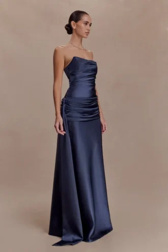 Sarah strapless maxi-jurk met strik in de taille – marineblauw