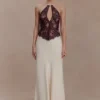 Sascha kanten en satijnen halter maxi-jurk – ivoor/chocoladebruin