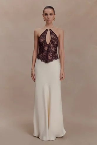 Sascha kanten en satijnen halter maxi-jurk – ivoor/chocoladebruin