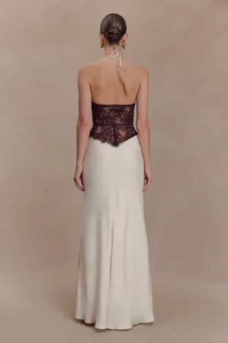 Sascha kanten en satijnen halter maxi-jurk – ivoor/chocoladebruin