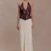 Sascha kanten en satijnen halter maxi-jurk – ivoor/chocoladebruin