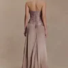 Serena strapless maxi-jurk van taft – brons-taupe Serena strapless maxi-jurk van taft – brons-taupe