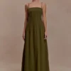 Sofie linnen maxi-jurk met plooitjes – kaki Sofie linnen maxi-jurk met plooitjes – kaki