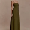 Sofie linnen maxi-jurk met plooitjes – kaki Sofie linnen maxi-jurk met plooitjes – kaki