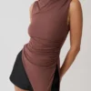 Suong top met hoge hals en plooien – mokka Suong top met hoge hals en plooien – mokka