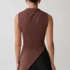 Suong top met hoge hals en plooien – mokka Suong top met hoge hals en plooien – mokka
