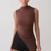 Suong top met hoge hals en plooien – mokka Suong top met hoge hals en plooien – mokka