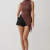 Suong top met hoge hals en plooien – mokka Suong top met hoge hals en plooien – mokka