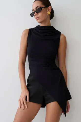 Suong top met hoge hals en plooien – Zwart