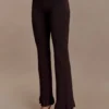 Suzie geribde uitlopende broek – Chocolade Suzie geribde uitlopende broek – Chocolade
