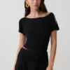 Talise modaal top met volants en korte mouwen – Zwart Talise modaal top met volants en korte mouwen – Zwart