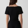 Talise modaal top met volants en korte mouwen – Zwart Talise modaal top met volants en korte mouwen – Zwart