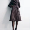 Tarah Trenchcoat van imitatieleer – Cacaobruin Tarah Trenchcoat van imitatieleer – Cacaobruin