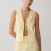 Tessa broderie mouwloze top met strik aan de voorkant – Lemon Tessa broderie mouwloze top met strik aan de voorkant – Lemon