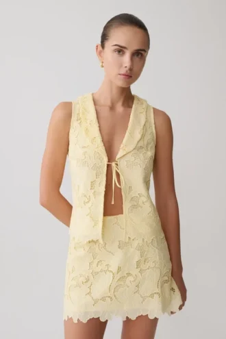 Tessa broderie mouwloze top met strik aan de voorkant – Lemon