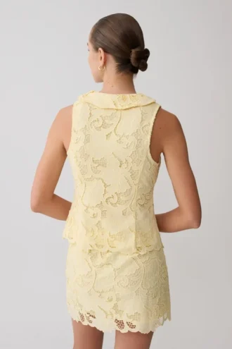 Tessa broderie mouwloze top met strik aan de voorkant – Lemon