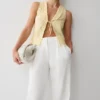 Tessa broderie mouwloze top met strik aan de voorkant – Lemon Tessa broderie mouwloze top met strik aan de voorkant – Lemon