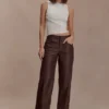 Theo broek van imitatieleer met middelhoge taille – donkere chocoladebruin Theo broek van imitatieleer met middelhoge taille – donkere chocoladebruin
