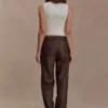 Theo broek van imitatieleer met middelhoge taille – donkere chocoladebruin Theo broek van imitatieleer met middelhoge taille – donkere chocoladebruin