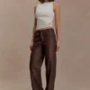 Theo broek van imitatieleer met middelhoge taille – donkere chocoladebruin Theo broek van imitatieleer met middelhoge taille – donkere chocoladebruin