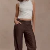 Theo broek van imitatieleer met middelhoge taille – donkere chocoladebruin Theo broek van imitatieleer met middelhoge taille – donkere chocoladebruin