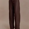 Theo broek van imitatieleer met middelhoge taille – donkere chocoladebruin Theo broek van imitatieleer met middelhoge taille – donkere chocoladebruin