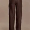 Theo broek van imitatieleer met middelhoge taille – donkere chocoladebruin Theo broek van imitatieleer met middelhoge taille – donkere chocoladebruin