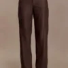 Theo broek van imitatieleer met middelhoge taille – donkere chocoladebruin Theo broek van imitatieleer met middelhoge taille – donkere chocoladebruin
