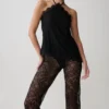 Theodosia asymmetrische haltertop met kant – Zwart Theodosia asymmetrische haltertop met kant – Zwart