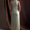 Violette mouwloze satijnen maxi-jurk – Sage