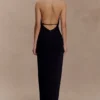 Vivianne maxi-jurk met lage hals – Zwart Vivianne maxi-jurk met lage hals – Zwart