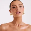 Willa gedrapeerde oorbellen – goud Willa gedrapeerde oorbellen – goud