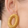 Yara metalen oorknopje met gewonden effect – goud Yara metalen oorknopje met gewonden effect – goud