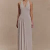 Yelena gerimpelde halter maxi-jurk – taupe Yelena gerimpelde halter maxi-jurk – taupe