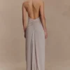 Yelena gerimpelde halter maxi-jurk – taupe Yelena gerimpelde halter maxi-jurk – taupe