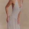 Yelena gerimpelde halter maxi-jurk – taupe Yelena gerimpelde halter maxi-jurk – taupe