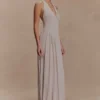 Yelena gerimpelde halter maxi-jurk – taupe Yelena gerimpelde halter maxi-jurk – taupe