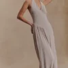 Yelena gerimpelde halter maxi-jurk – taupe Yelena gerimpelde halter maxi-jurk – taupe