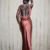 Yvette slip maxi-jurk met asymmetrische zoom – Brown Cherry Yvette slip maxi-jurk met asymmetrische zoom – Brown Cherry