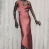 Yvette slip maxi-jurk met asymmetrische zoom – Brown Cherry Yvette slip maxi-jurk met asymmetrische zoom – Brown Cherry