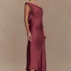 Yvette slip maxi-jurk met asymmetrische zoom – Brown Cherry Yvette slip maxi-jurk met asymmetrische zoom – Brown Cherry