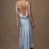 Yvette slip maxi-jurk met asymmetrische zoom – Korenbloemblauw Yvette slip maxi-jurk met asymmetrische zoom – Korenbloemblauw