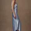 Yvette slip maxi-jurk met asymmetrische zoom – Korenbloemblauw Yvette slip maxi-jurk met asymmetrische zoom – Korenbloemblauw