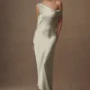 Yvette slip maxi-jurk met asymmetrische zoom – Sage Yvette slip maxi-jurk met asymmetrische zoom – Sage