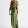 Yvette slip maxi-jurk met asymmetrische zoom – smaragdgroen Yvette slip maxi-jurk met asymmetrische zoom – smaragdgroen