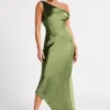 Yvette slip maxi-jurk met asymmetrische zoom – smaragdgroen Yvette slip maxi-jurk met asymmetrische zoom – smaragdgroen