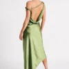 Yvette slip maxi-jurk met asymmetrische zoom – smaragdgroen Yvette slip maxi-jurk met asymmetrische zoom – smaragdgroen