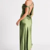 Yvette slip maxi-jurk met asymmetrische zoom – smaragdgroen Yvette slip maxi-jurk met asymmetrische zoom – smaragdgroen