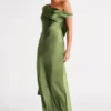 Yvette slip maxi-jurk met asymmetrische zoom – smaragdgroen Yvette slip maxi-jurk met asymmetrische zoom – smaragdgroen