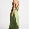 Yvette slip maxi-jurk met asymmetrische zoom – smaragdgroen Yvette slip maxi-jurk met asymmetrische zoom – smaragdgroen